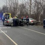 Под Калининградом на трассе столкнулись три легковушки